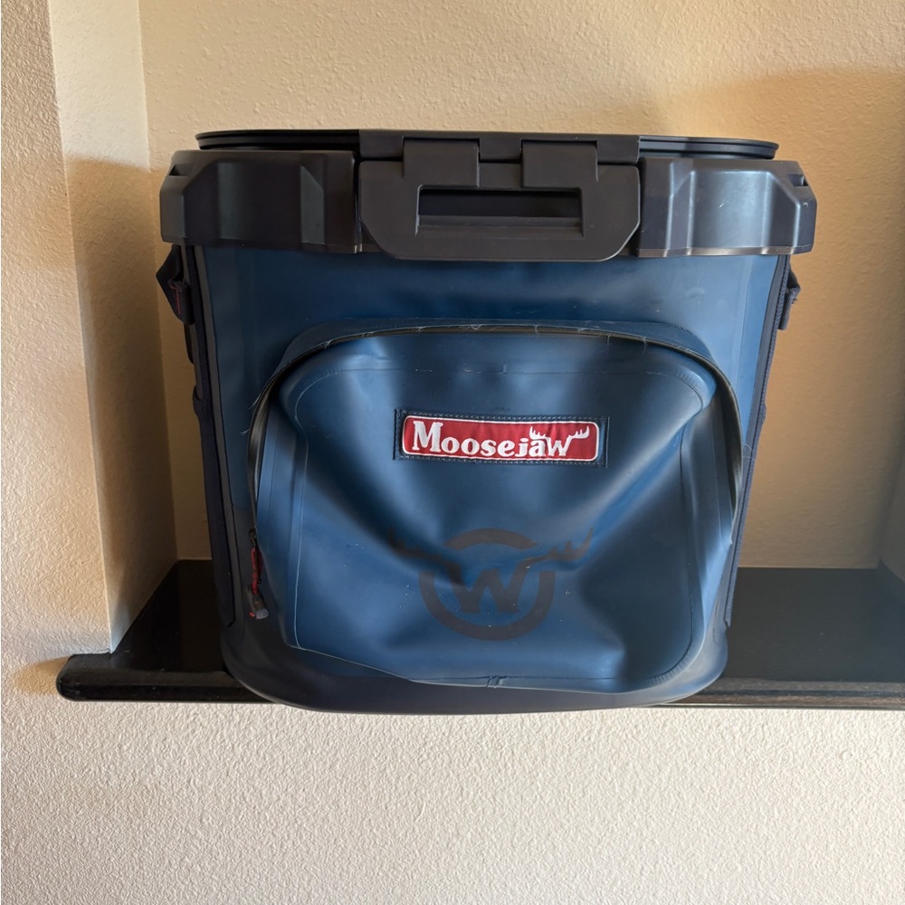 Moosejaw Navy Cooler soft sided Storage beverage Container blue